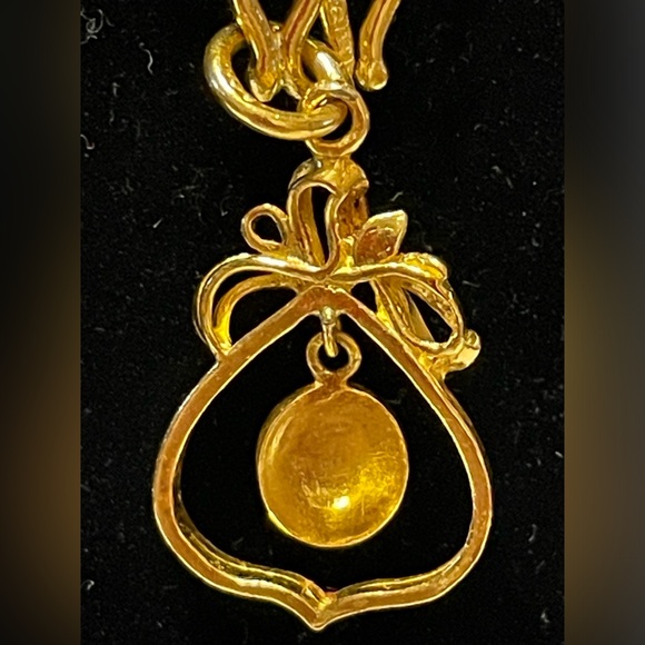 Gorgeous 24k gold necklace with small jade pendant - Picture 4 of 8